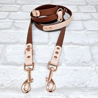 TrinketyPaws™ | BioThane® wasserdichte zweifarbige Training Leine® | HANDSFREE | Brown & Powder Pearl  mit rosegoldenen Beschlägen