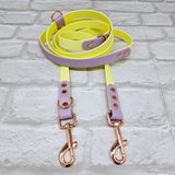 TrinketyPaws™ | BioThane® wasserdichte zweifarbige Trainings Leine® | HANDSFREE | Sherbet Lemon & Lilac mit rosegoldenen Beschlägen