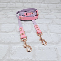 TrinketyPaws™ | BioThane® wasserdichte zweifarbige Trainings Leine® | HANDSFREE | Lilac & Baby Pink mit rosegoldenen Beschlägen
