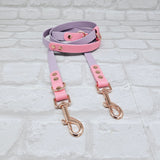 TrinketyPaws™ | BioThane® wasserdichte zweifarbige Trainings Leine® | HANDSFREE | Lilac & Baby Pink mit rosegoldenen Beschlägen