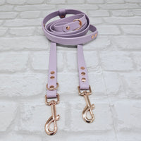 TrinketyPaws™ | BioThane® wasserdichte einfarbige Trainings Leine® | HANDSFREE | Lilac mit rosegoldenen Beschlägen