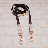 TrinketyPaws™ | BioThane® wasserdichte zweifarbige Trainings Leine® | HANDSFREE | Dark Brown & Powder Pearl mit rosegoldenen Beschlägen