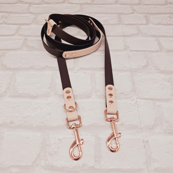 TrinketyPaws™ | BioThane® wasserdichte zweifarbige Trainings Leine® | HANDSFREE | Dark Brown & Powder Pearl mit rosegoldenen Beschlägen