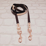 TrinketyPaws™ | BioThane® wasserdichte zweifarbige Training Leine® | HANDSFREE | Brown & Powder Pearl  mit rosegoldenen Beschlägen