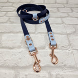 TrinketyPaws™ | BioThane® wasserdichte zweifarbige Trainings Leine® | HANDSFREE | Navy & Pastel Blue mit rosegoldenen Beschlägen