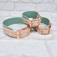 TrinketyPaws™ | BioThane® wasserdichtes zweifarbiges SIGHTHOUND Halsband® | Sage & Powder Pearl mit rosegoldenen Beschlägen