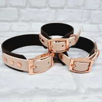 TrinketyPaws™ | BioThane® wasserdichtes zweifarbiges SIGHTHOUND Halsband® | Dark Brown & Powder Pearl mit rosegoldenen Beschlägen