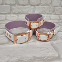 TrinketyPaws™ | BioThane® wasserdichtes zweifarbiges SIGHTHOUND Halsband® | Lilac & White mit rosegoldenen Beschlägen