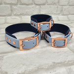 TrinketyPaws™ | BioThane® wasserdichtes zweifarbiges SIGHTHOUND Halsband® | Navy & Pastel Blue mit rosegoldenen Beschlägen