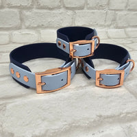 TrinketyPaws™ | BioThane® wasserdichtes zweifarbiges SIGHTHOUND Halsband® | Navy & Pastel Blue mit rosegoldenen Beschlägen
