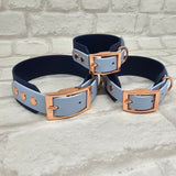TrinketyPaws™ | BioThane® wasserdichtes zweifarbiges SIGHTHOUND Halsband® | Navy & Pastel Blue mit rosegoldenen Beschlägen