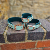 TrinketyPaws™ | BioThane® wasserdichtes zweifarbiges SIGHTHOUND Halsband® | Navy & Pastel Blue mit rosegoldenen Beschlägen
