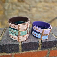 TrinketyPaws™ | BioThane® wasserdichtes zweifarbiges SIGHTHOUND Halsband® | Dark Brown & Powder Pearl mit rosegoldenen Beschlägen
