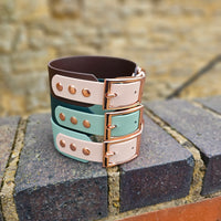 TrinketyPaws™ | BioThane® wasserdichtes zweifarbiges SIGHTHOUND Halsband® | Navy & Pastel Blue mit rosegoldenen Beschlägen