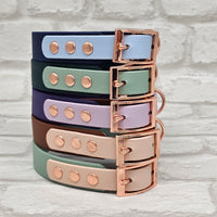 TrinketyPaws™ | BioThane® wasserdichtes zweifarbiges Halsband® | Brown & Powder Pearl mit rosegoldenen Beschlägen