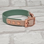 TrinketyPaws™ | BioThane® wasserdichtes zweifarbiges Halsband® | Sage & Powder Pearl mit rosegoldenen Beschlägen