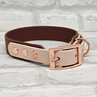TrinketyPaws™ | BioThane® wasserdichtes zweifarbiges Halsband® | Brown & Powder Pearl mit rosegoldenen Beschlägen