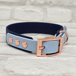 TrinketyPaws™ | BioThane® wasserdichtes zweifarbiges Halsband® | Navy & Pastel Blue mit rosegoldenen Beschlägen