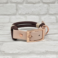 TrinketyPaws™ | Premium Rope / Biothane® zweifarbiges Halsband® | Dark Brown & Powder Pearl mit rosegoldenen Beschlägen
