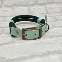 TrinketyPaws™ | Premium Rope / Biothane® zweifarbiges Halsband® | Dark Green & Sage mit Antique Brass Beschlägen