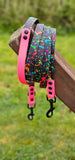 TrinketyPaws™ | BioThane® wasserdichtes SIGHTHOUND Halsband® mit Leine (optional) | Neon Splatter Collection | Black & Neon Pink