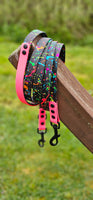 TrinketyPaws™ | BioThane® wasserdichtes SIGHTHOUND Halsband® mit Leine (optional) | Neon Splatter Collection | Black & Neon Pink