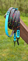 TrinketyPaws™ | BioThane® wasserdichtes SIGHTHOUND Halsband® mit Leine (optional) | Neon Splatter Collection | Black & Neon Blue