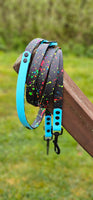 TrinketyPaws™ | BioThane® wasserdichtes SIGHTHOUND Halsband® mit Leine (optional) | Neon Splatter Collection | Black & Neon Blue