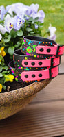 TrinketyPaws™ | BioThane® wasserdichtes SIGHTHOUND Halsband® mit Leine (optional) | Neon Splatter Collection | Black & Neon Pink