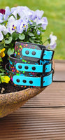 TrinketyPaws™ | BioThane® wasserdichtes SIGHTHOUND Halsband® mit Leine (optional) | Neon Splatter Collection | Black & Neon Blue