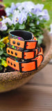 TrinketyPaws™ | BioThane® wasserdichtes SIGHTHOUND Halsband® mit Leine (optional) | Neon Splatter Collection | Black & Neon Orange
